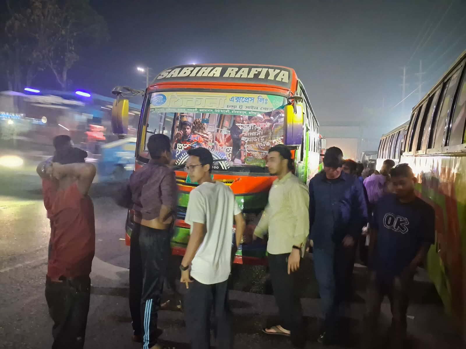 চলন্ত বাস থেকে জাবি শিক্ষার্থীকে ধাক্কা দেওয়ার অভিযোগে ঠিকানা পরিবহনের ৬ বাস আটক- খবরের থাম্বনেইল ফটো