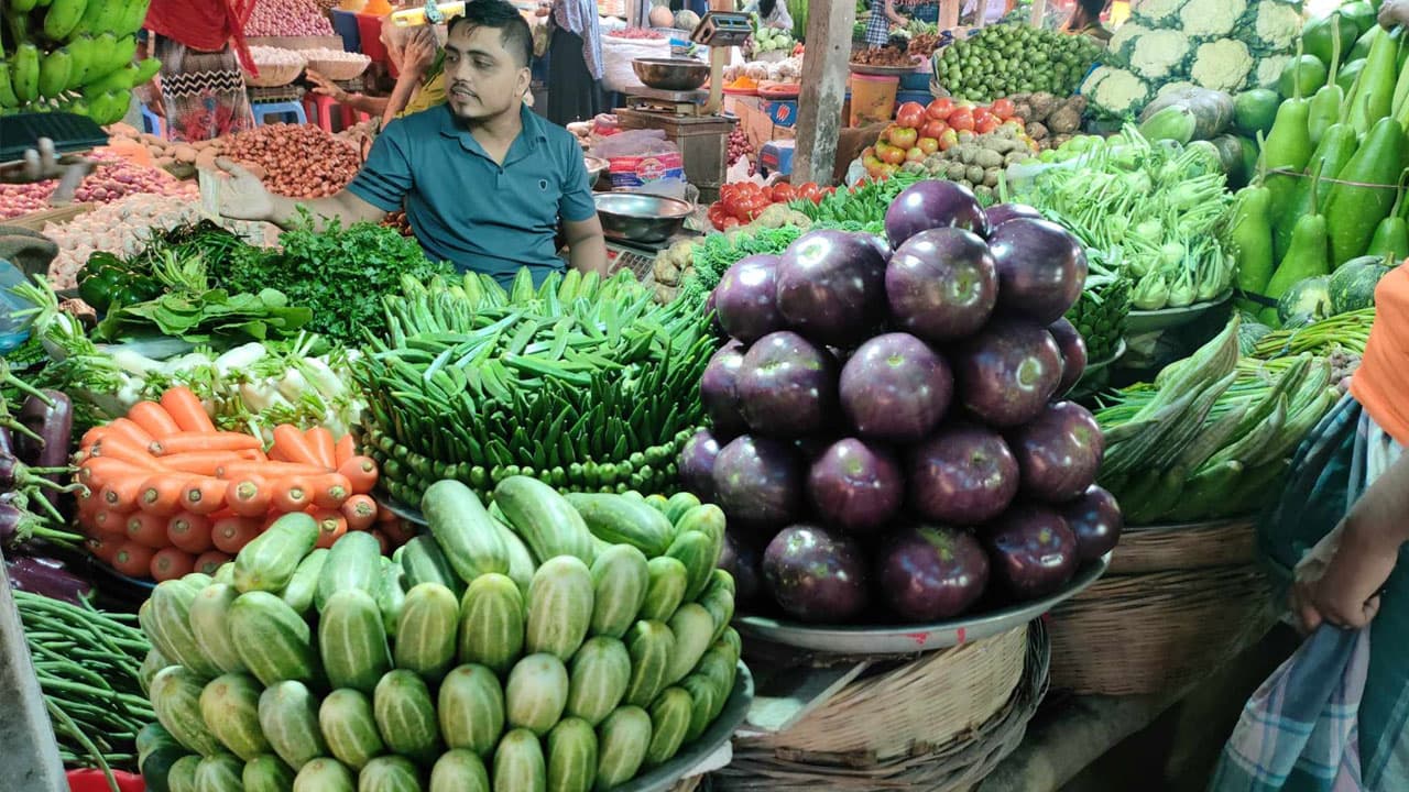 বৃষ্টির প্রভাব বাজারে : বাড়তি দামে সবজি, কাঁচামরিচ ৪০০- খবরের থাম্বনেইল ফটো