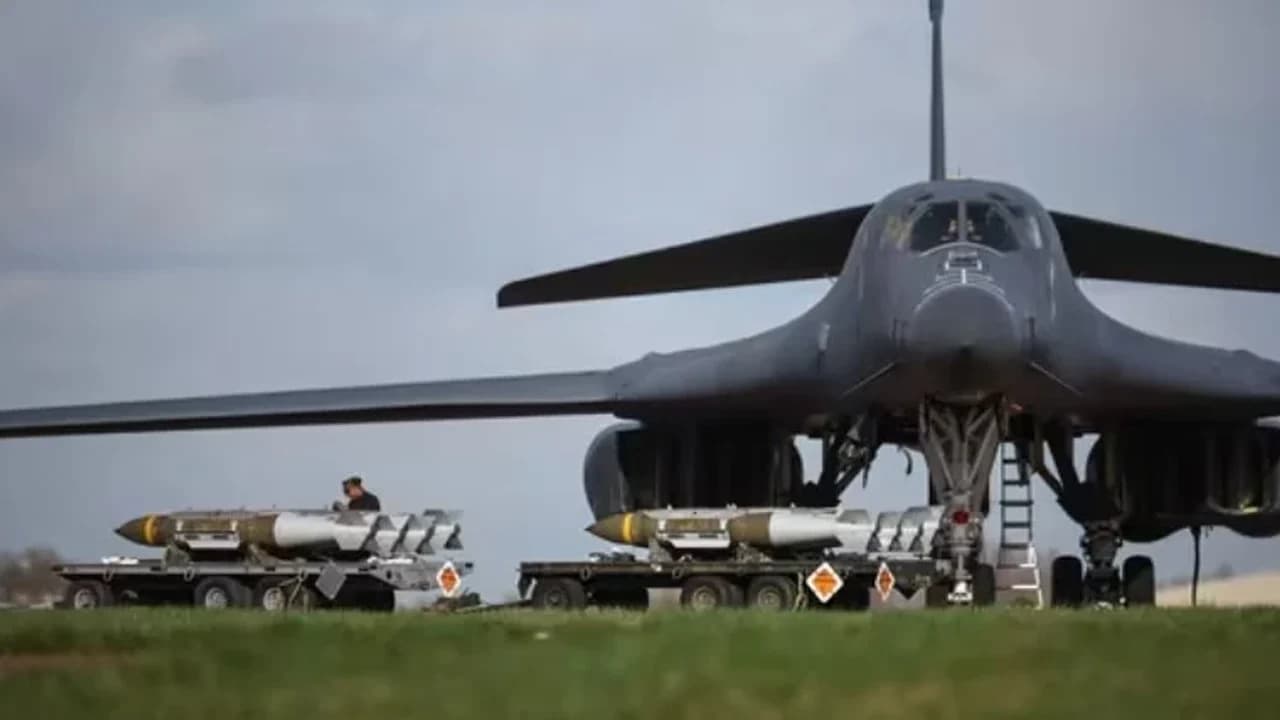 ইরান ভারত মহাসাগরে মার্কিন-ব্রিটিশ ঘাঁটিতে ক্ষেপণাস্ত্র নিক্ষেপ করেছে- খবরের থাম্বনেইল ফটো