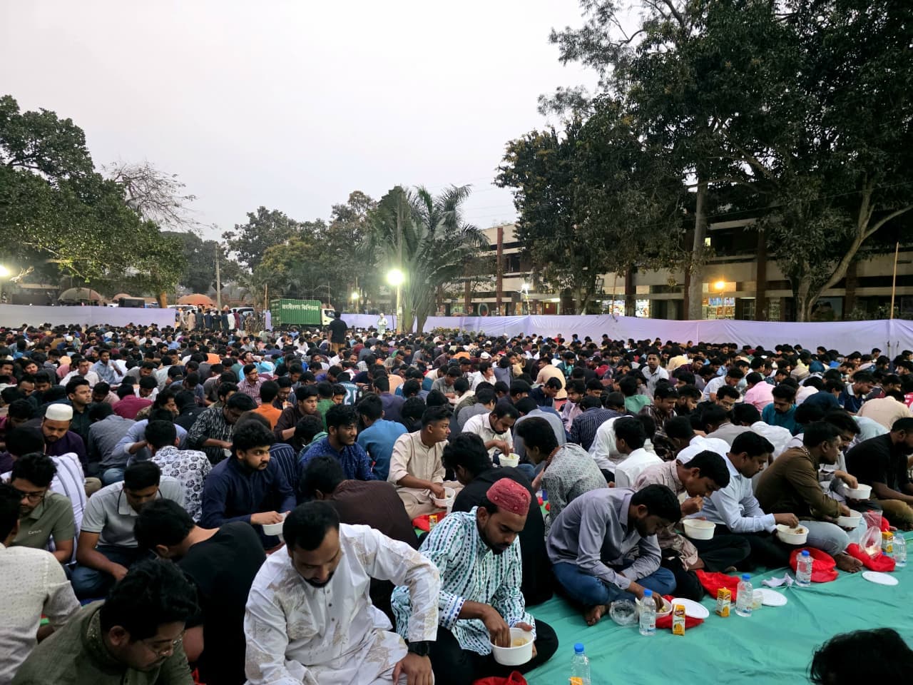 জাবিতে সুশৃঙ্খলভাবে ছাত্রদলের ইফতার আয়োজন সম্পন্ন - খবরের থাম্বনেইল ফটো