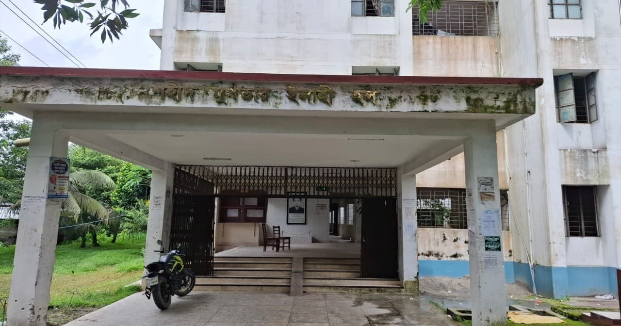 রমজানে বেরোবির হলের ডাইনিংয়ে নিম্নমানের খাবার পরিবেশনের অভিযোগ- খবরের থাম্বনেইল ফটো