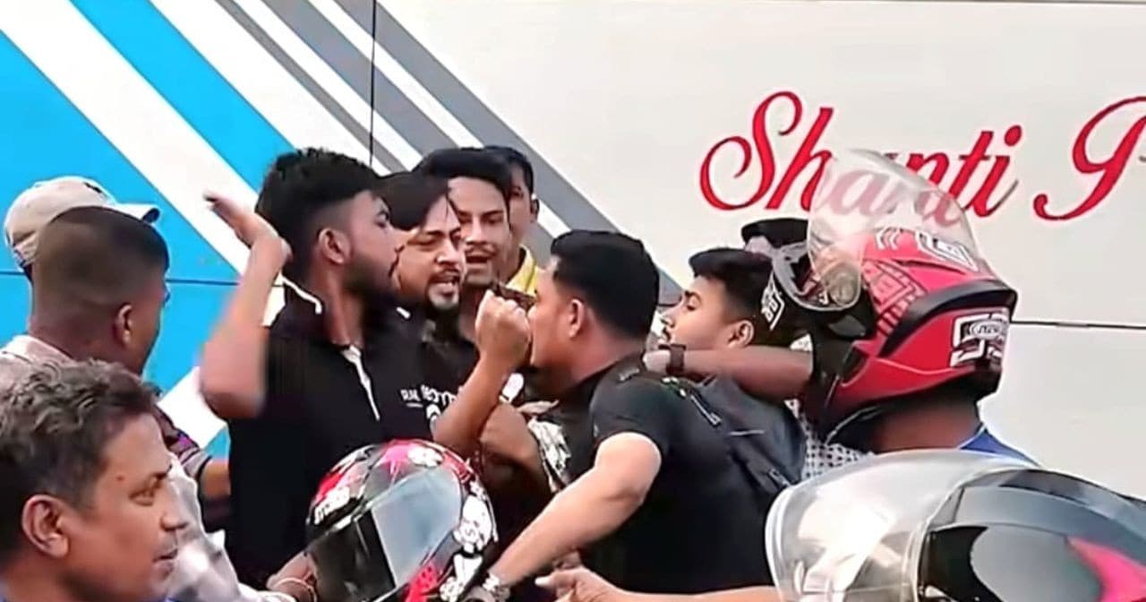 লাইন ভেঙ্গে গেলনে তেল নেয়ার প্রতিবাদ করায় জাবি শিক্ষার্থীকে মারধর- খবরের থাম্বনেইল ফটো