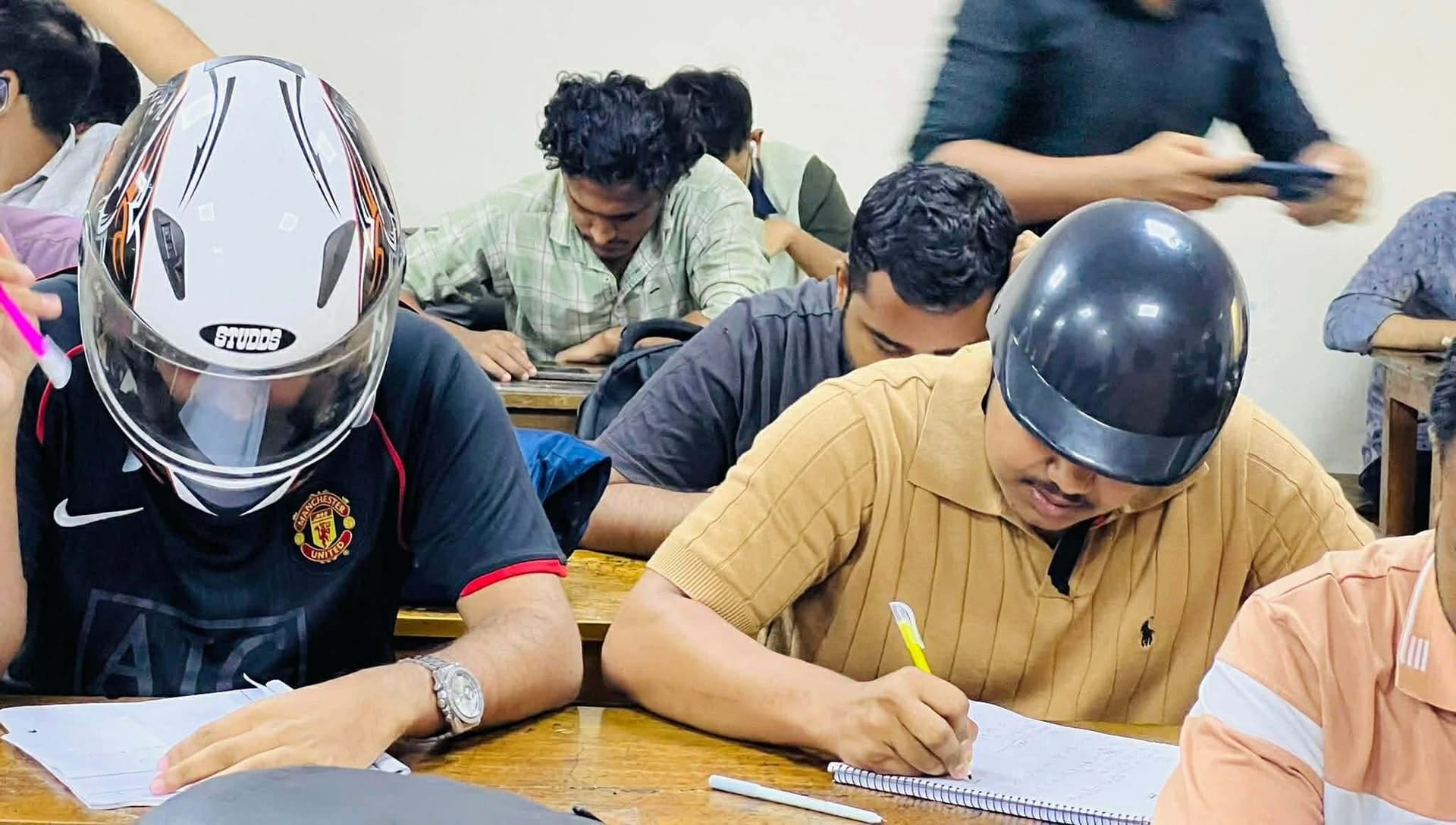 হেলমেট পড়ে পরীক্ষায় বসলেন জবি শিক্ষার্থীরা- খবরের থাম্বনেইল ফটো