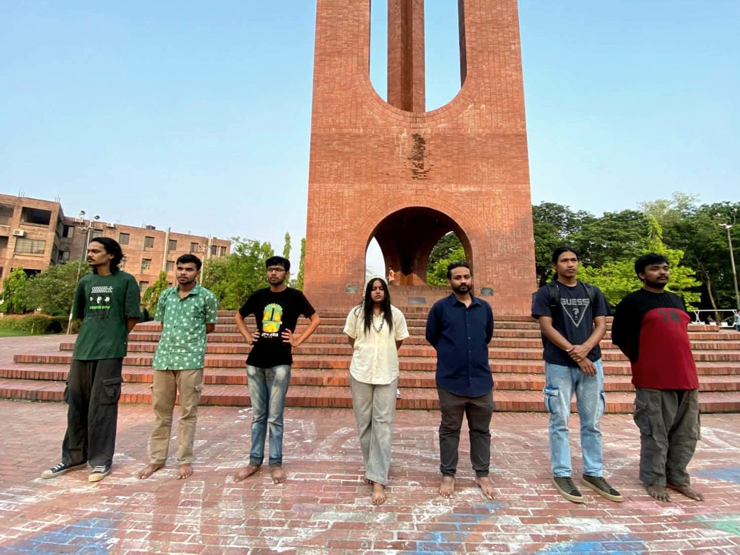 অনলাইনে শিক্ষা-কার্যক্রম পরিচালনার সিদ্ধান্তের প্রতিবাদে জাবিতে ছাত্র ইউনিয়নের মানববন্ধন - খবরের থাম্বনেইল ফটো