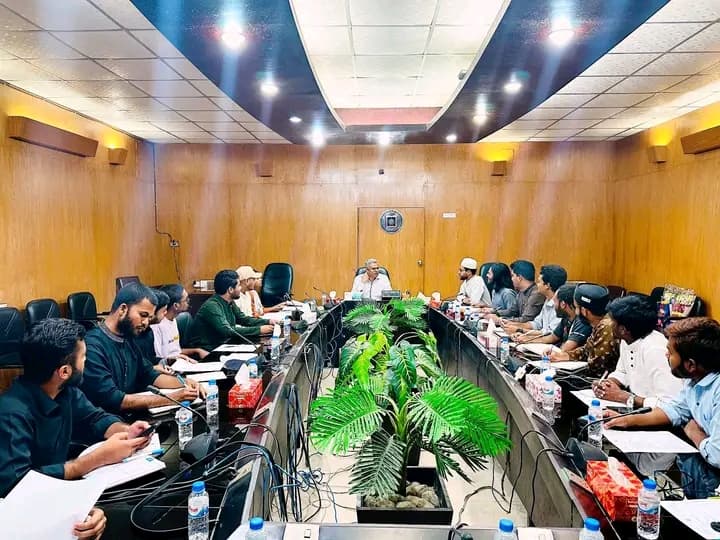 নবনিযুক্ত উপাচার্যের সঙ্গে রাকসু'র মতবিনিময় সভা - খবরের ইমেজ Image